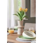 Mehrstieliger künstlicher Tulpenstrauß mit gelben Blüten und grünen Blättern in einer dekorativen Vase – Ansicht 2